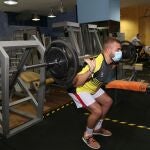 Gimnasio Cronos de PalenciaUn usuario del gimnasio se ejercita con pesas