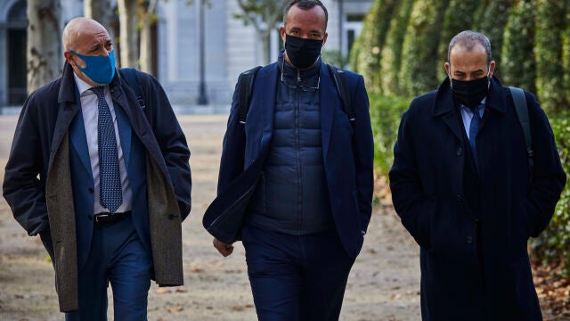 El ex secretario de Estado Francisco Martínez (centro) acude a declarar por «Kitchen»