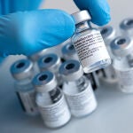 Viales ultracongelados de la vacuna desarrollada por Pfizer y BioNTech