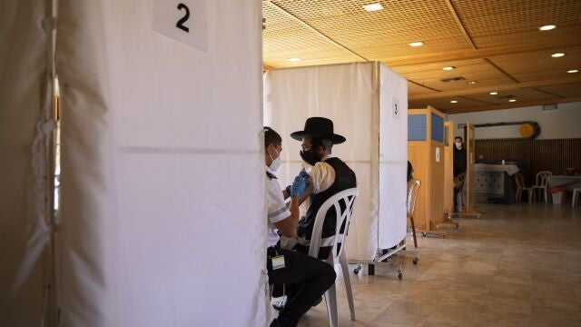 Un ultra-ortodoxo siendo vacunado en Jerusalén
