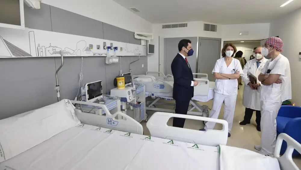 Juanma Moreno visitar el Hospital Militar de Sevilla, que reabre como Hospital de Emergencias Covid-19