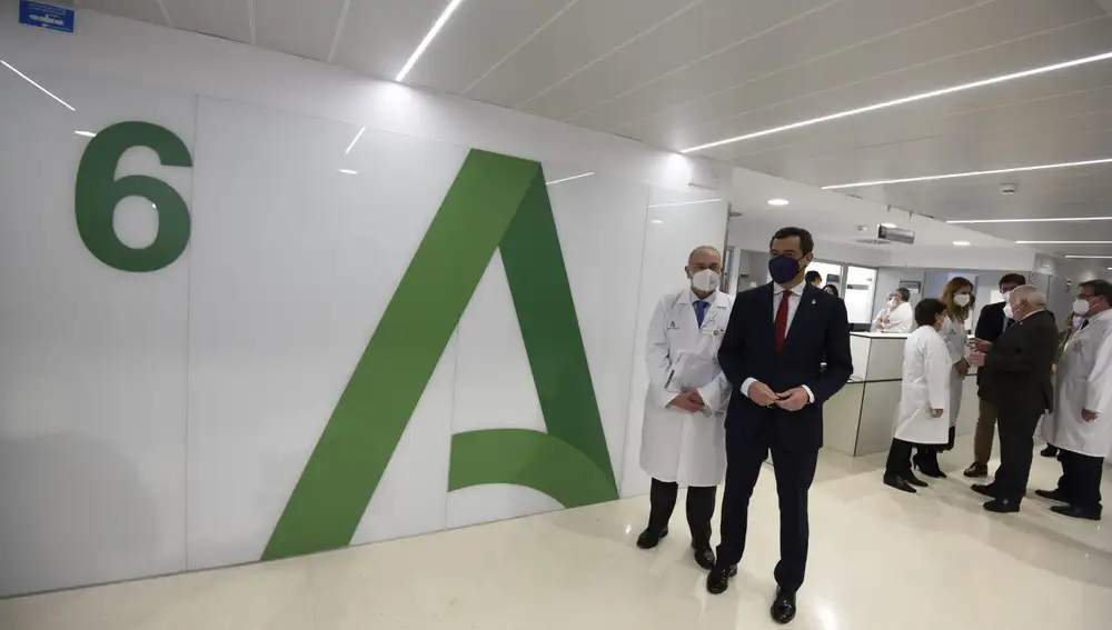El presidente de la Junta de Andalucía, Juanma Moreno, en la inauguración del nuevo hospital