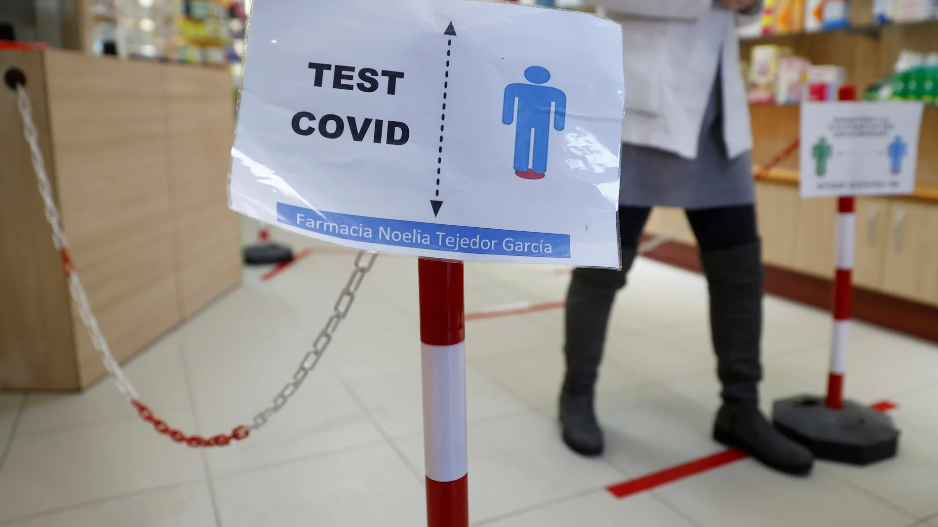 Un cartel informa de la localización dentro de una farmacia en Madrid donde se realizarán las pruebas de antígenos