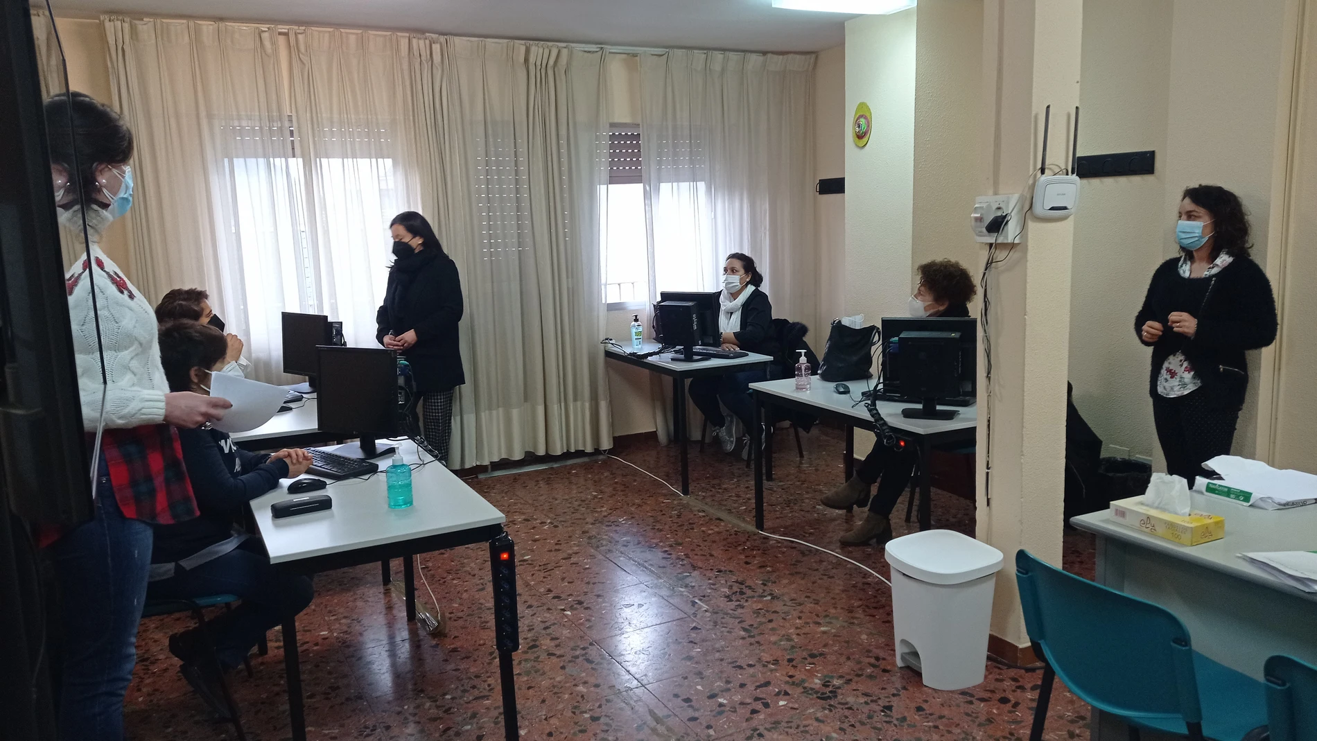 Diez alumnas y tres docentes han iniciado este lunes la formación en la especialidad de atención a personas dependientes