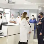 El presidente de la Junta de Andalucía, Juanma Moreno, saluda al personal sanitario del nuevo Hospital de Emergencias Covid-19