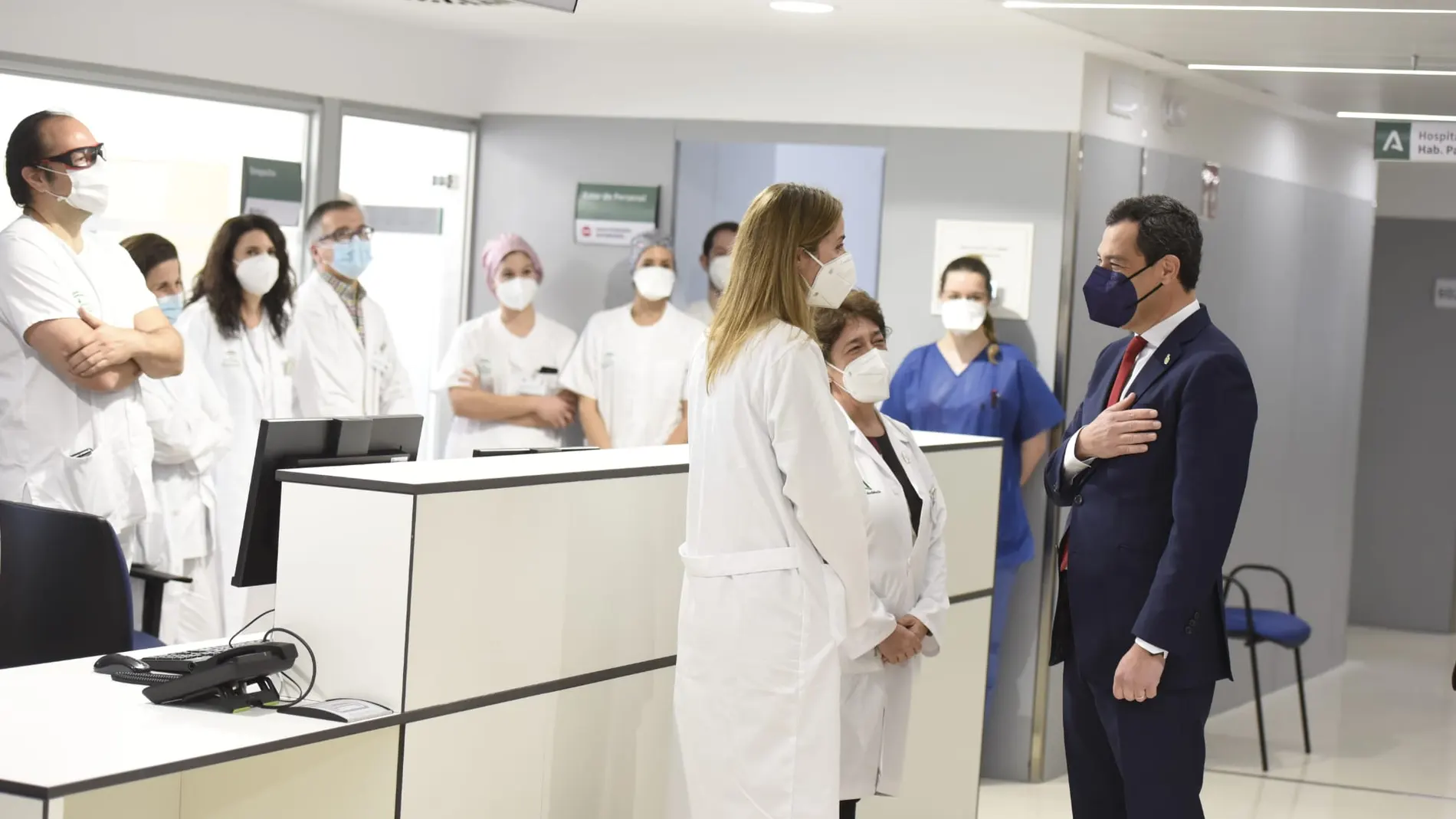 El presidente de la Junta de Andalucía, Juanma Moreno, saluda al personal sanitario del nuevo Hospital de Emergencias Covid-19