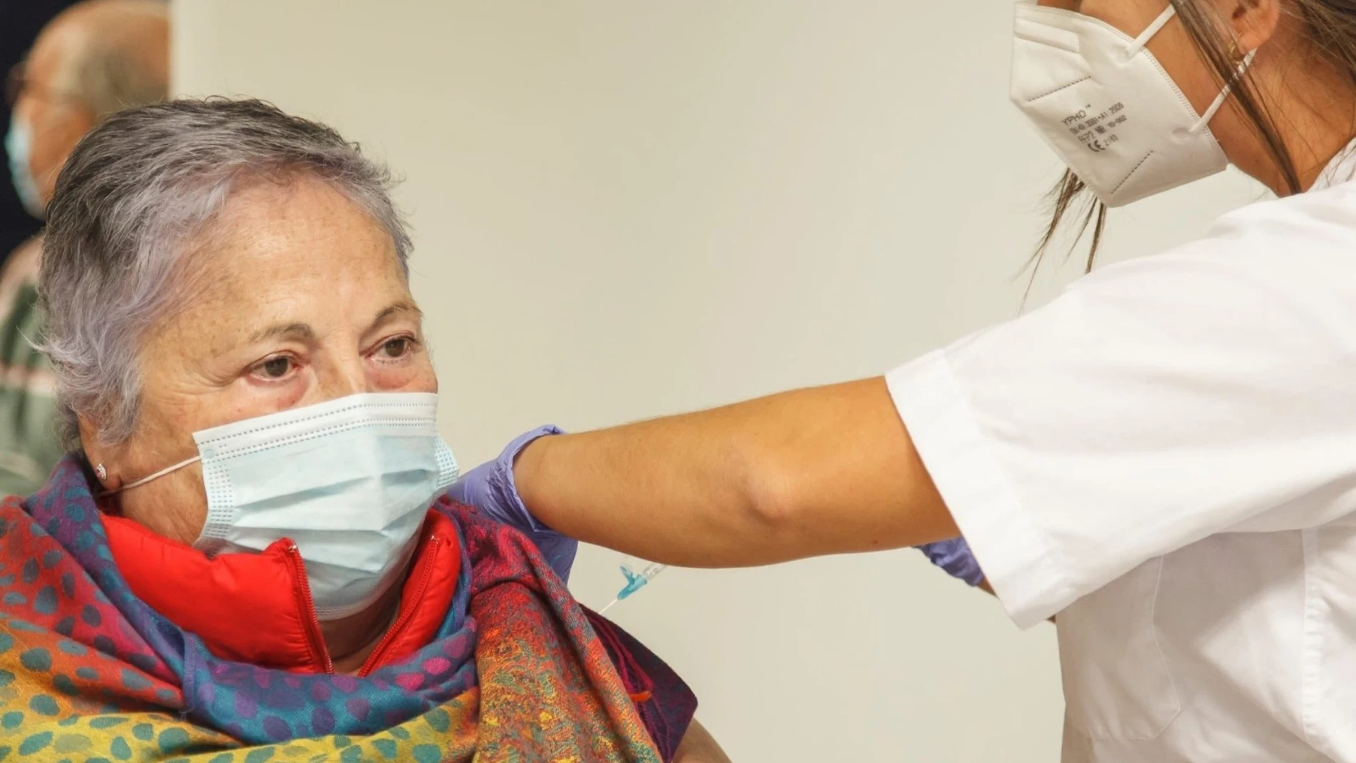 Una enfermera vacuna contra la Covid-19 a una mujer en Canarias