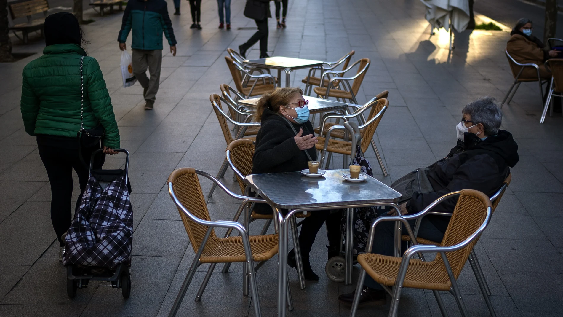 Dos clientes en una terraza de un bar, en Barcelona. AP Photo/Emilio Morenatti.