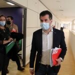 El portavoz del Grupo Parlamentario Socialista, Luis Tudanca, la secretaria general del sindicato de Enfermería Satse, Mercedes Gago, celebran una reunión de trabajo