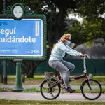 Una mujer con mascarilla pasea en bicicleta.MARCELO ENDELLI (Foto de ARCHIVO)20/07/2020