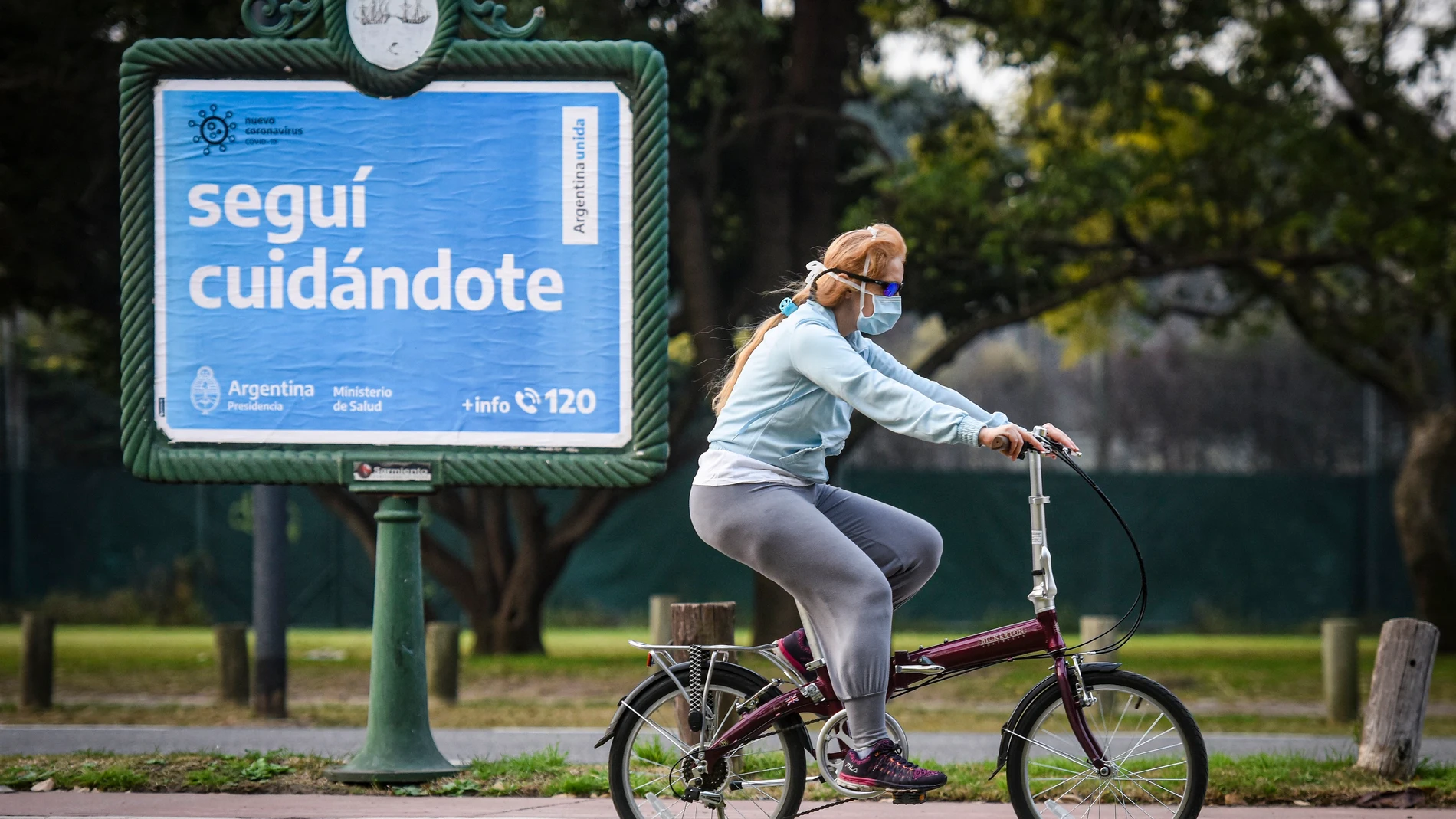Una mujer con mascarilla pasea en bicicleta.MARCELO ENDELLI (Foto de ARCHIVO)20/07/2020