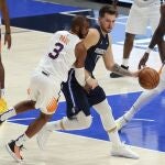 Luka Doncic bota el balón delante de Chris Paul en el Dallas Mavericks - Phoenix Suns