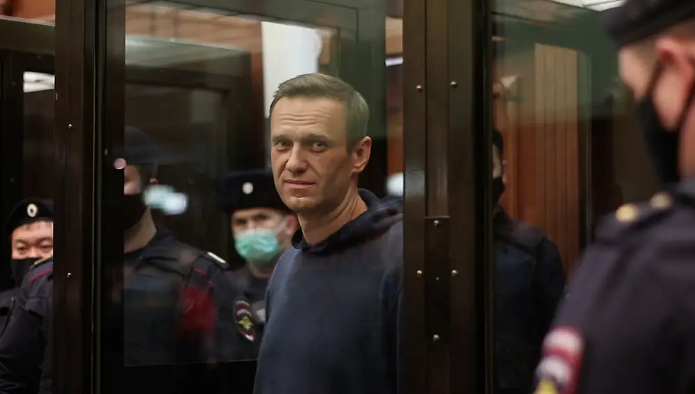 Imagen de Alexei Navalni mientras escucha el veredicto
