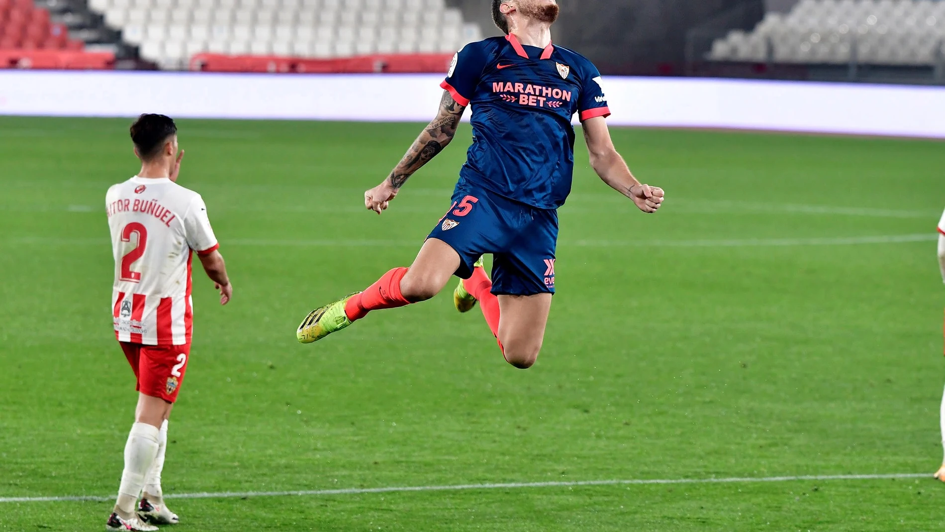 Lucas Ocampos celebra el gol con el que el Sevilla eliminó al Almería