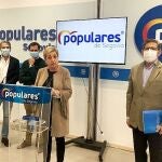 La presidenta y senadora del PP de Segovia, Paloma Sanz, critica la gestión hidrológica del Gobierno, junto al resto de parlamentarios nacionales