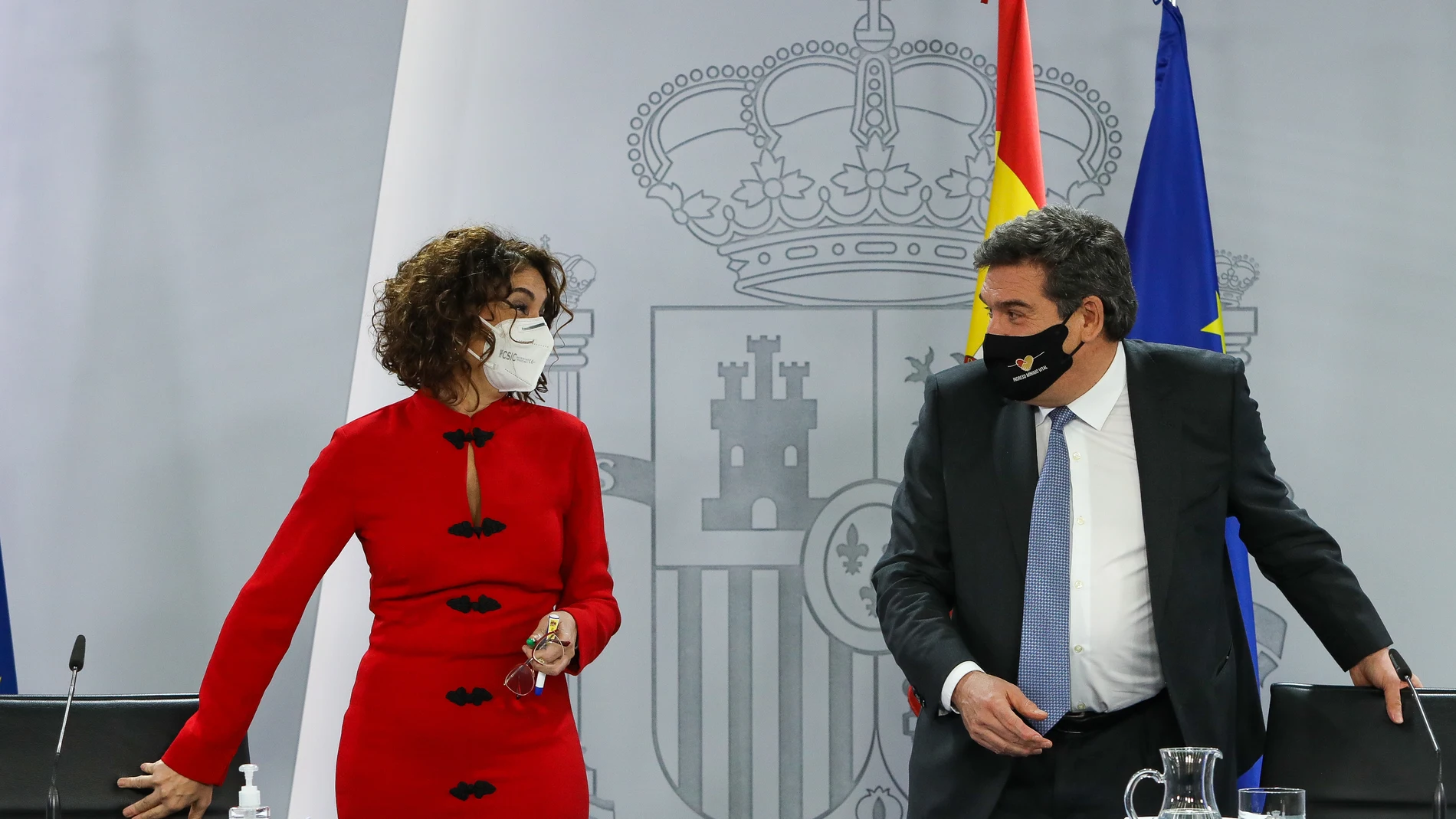 La portavoz del Gobierno y ministra de Hacienda, María Jesús Montero, y el ministro de Inclusión, Seguridad Social y Migraciones, José Luis Escrivá
