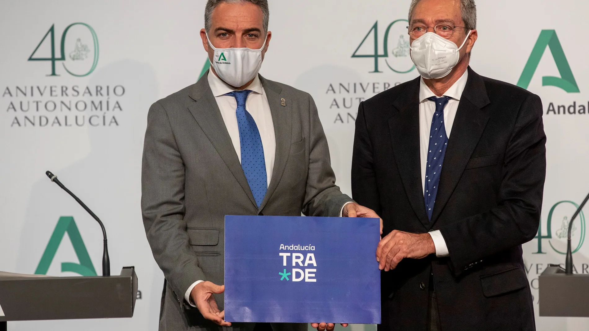 El consejero de la Presidencia y portavoz del Ejecutivo, Elías Bendodo, y el consejero de Transformación Económica, Industria, Conocimiento y Universidades, Rogelio Velasco (d)
