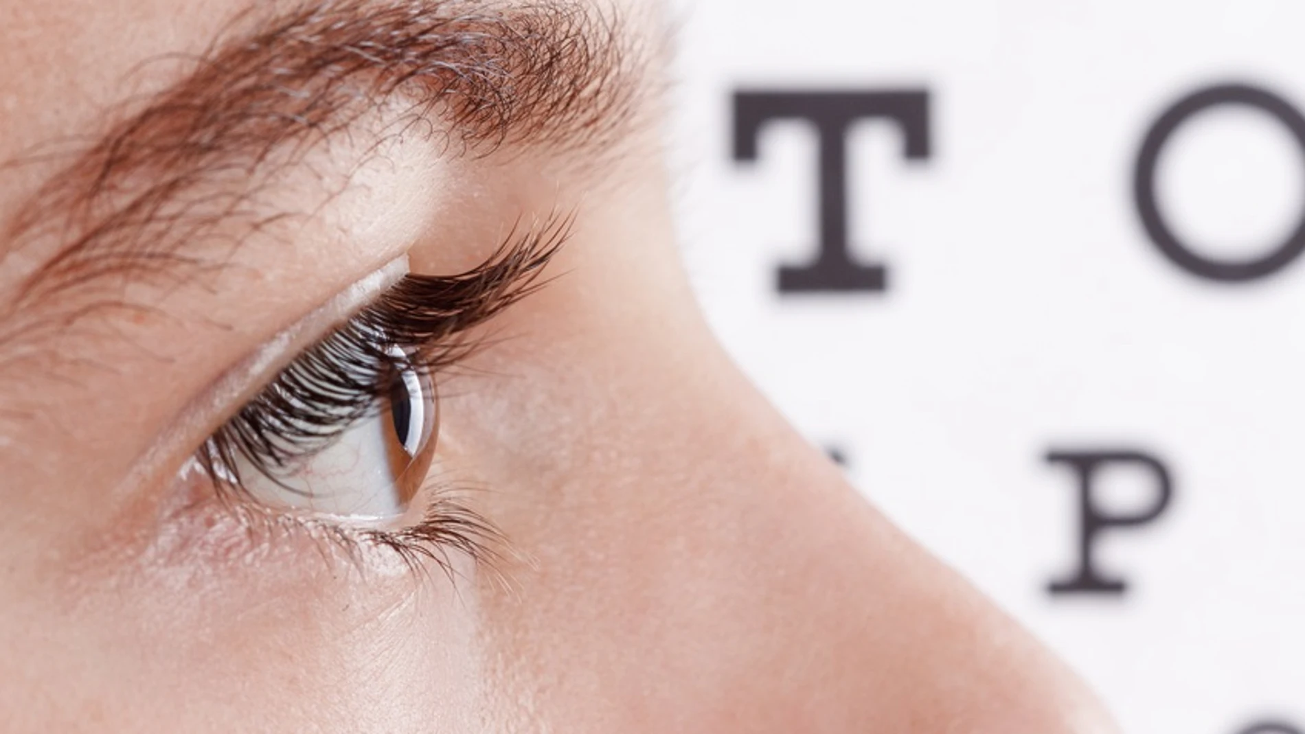 Los investigadores recomienda realizar un examen oftalmológico para detectar consecuencias potencialmente graves