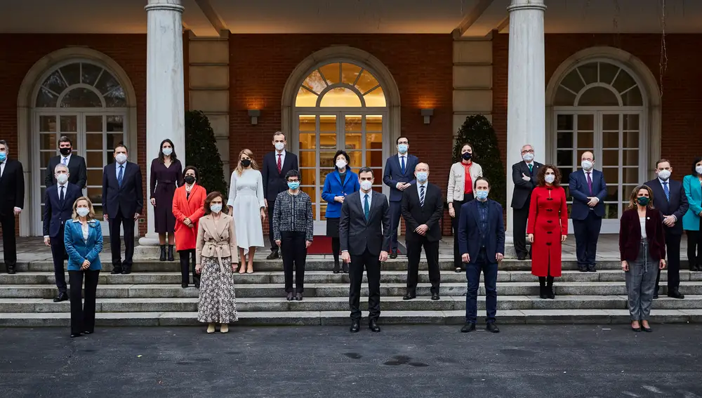 El presidente del Ejecutivo, Pedro Sánchez, posa para la foto de familia a las puertas del Palacio de la Moncloa con su equipo de gobierno.
