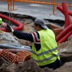 Un hombre trabaja en una calle del centro de Madrid este martes cuando la Seguridad Social ha informado que España perdió 218.953 cotizantes de media en enero, mientras que el paro se incrementó en 76.216 personas, rozando los 4 millones de desempleados, una cifra que no se veía desde 2016, en un mes marcado por las nuevas restricciones ante la tercera ola de la pandemia.