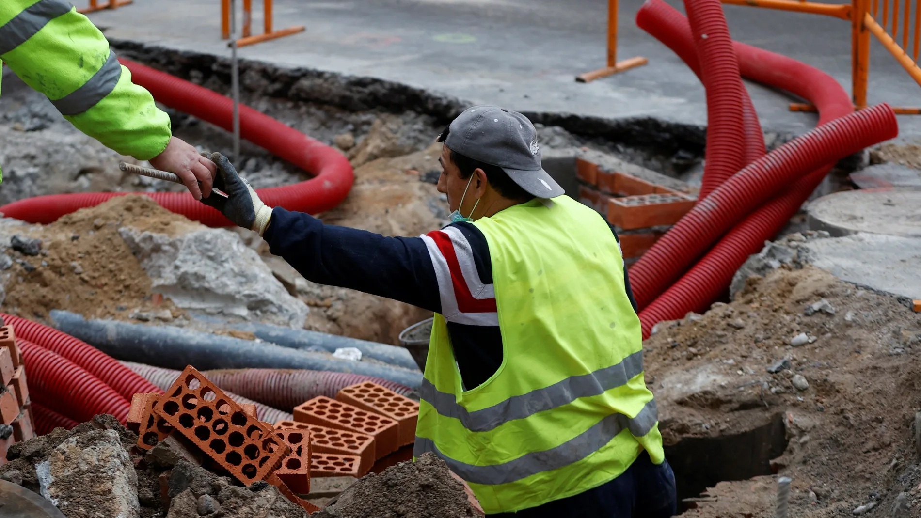 Un hombre trabaja en una calle del centro de Madrid este martes cuando la Seguridad Social ha informado que España perdió 218.953 cotizantes de media en enero, mientras que el paro se incrementó en 76.216 personas, rozando los 4 millones de desempleados, una cifra que no se veía desde 2016, en un mes marcado por las nuevas restricciones ante la tercera ola de la pandemia.