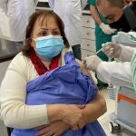 La ministra de Sanidad palestina, Mai al Kaila, ha sido una de las primeras en vacunarse contra el coronavirus en Cisjordania