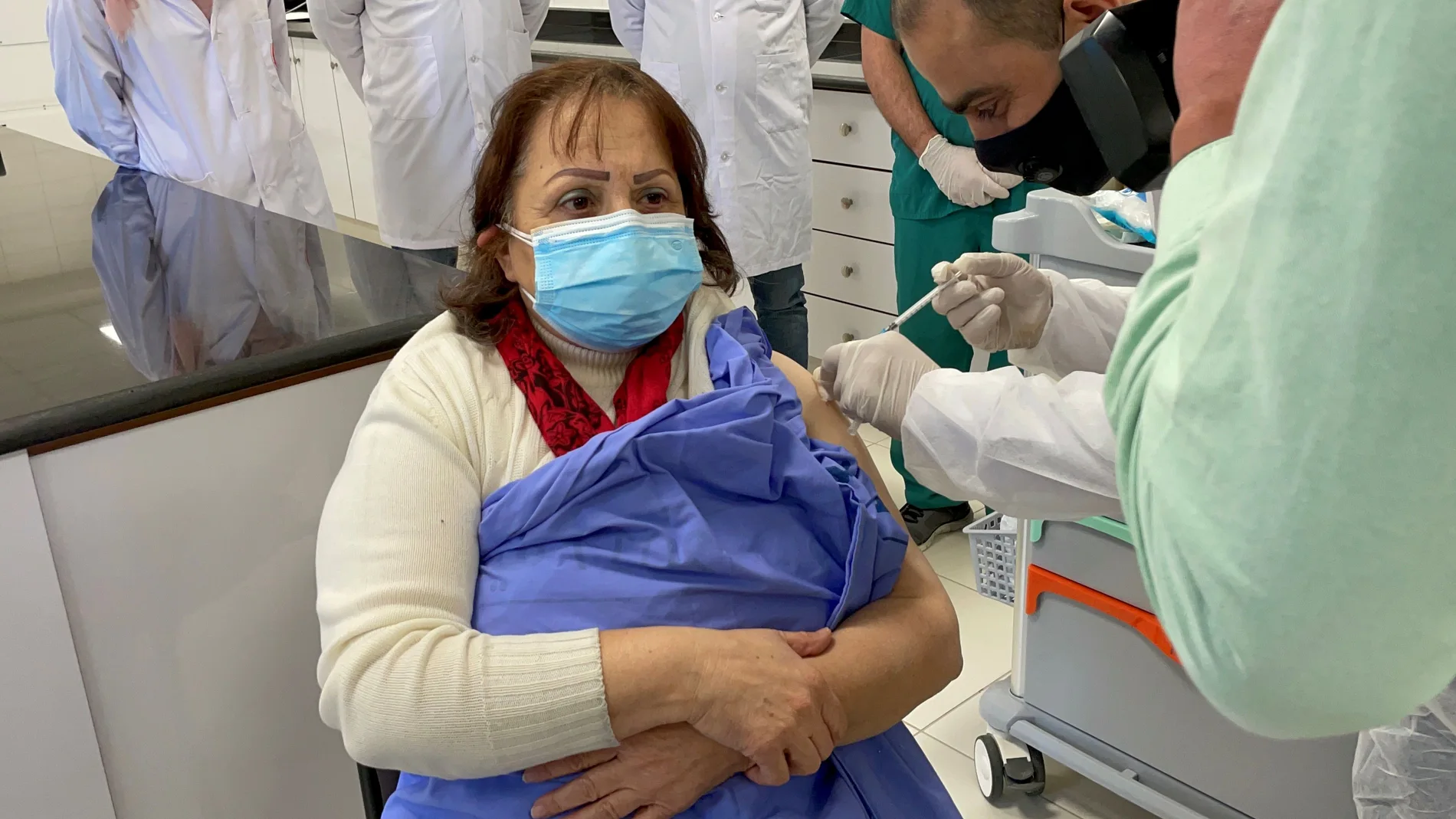 La ministra de Sanidad palestina, Mai al Kaila, ha sido una de las primeras en vacunarse contra el coronavirus en Cisjordania