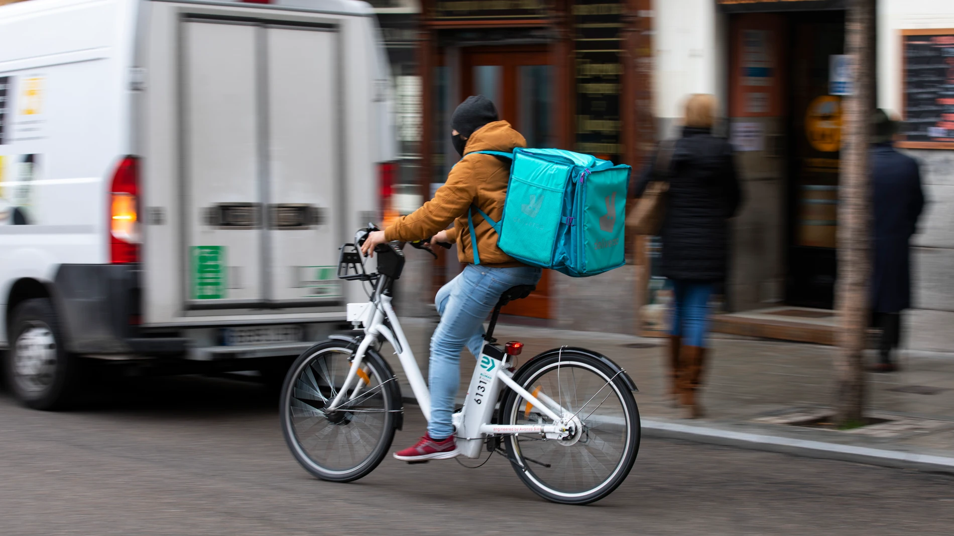 02-02-2021. © Jesús G. Feria.Imagen de una repartidor de comida a domicilio en bicicleta del servicio Bicimad.