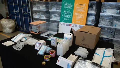Detalle de uno de los kits electorales para las elecciones catalanas del 14F, con desinfectante, guantes y equipos de protección individual, junto con urnas y papeletas, en los Talleres Municipales del Ayuntamiento de Barcelona desde donde han comenzado a distribuirse a los colegios electorales. EFE/Enric Fontcuberta