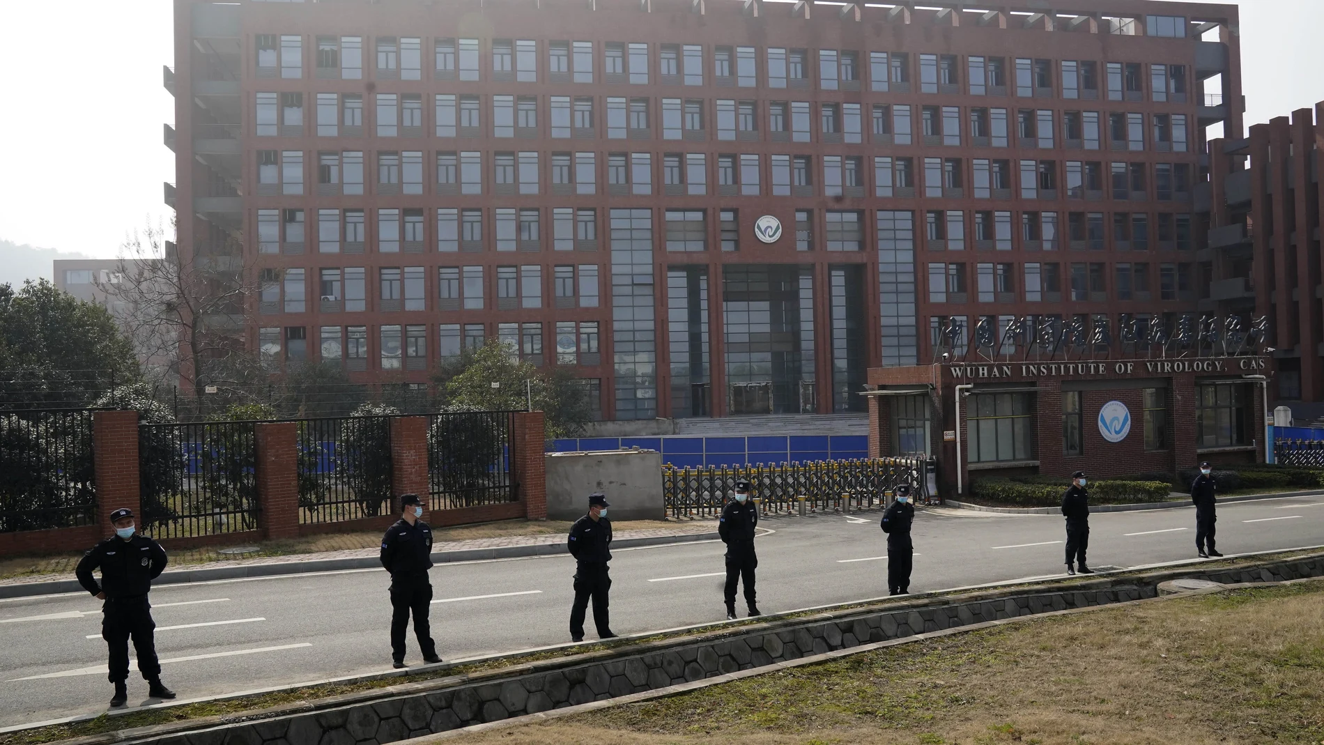 Personal de seguridad en la entrada del Instituto de Virología de Wuhan