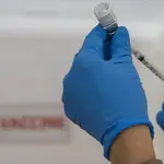 Una enfermera prepara la vacuna de Pfizer-BioNTech contra el coronavirus