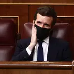 El líder del PP, Pablo Casado, hace un gesto en su cara durante la primera sesión de control al Gobierno de 2021