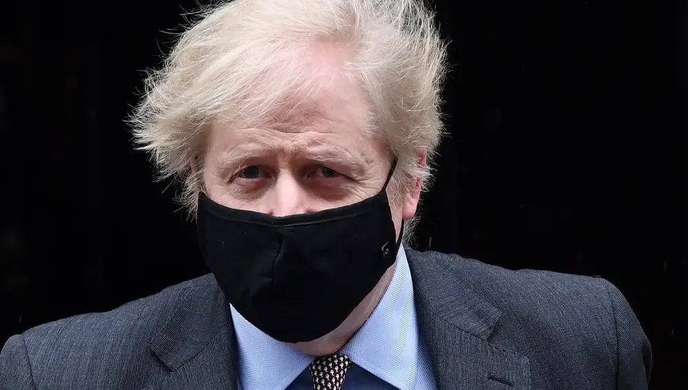 El primer ministro Boris Johnson sale del número 10 de Downing Street