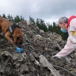 La unidad canina de la Ertzaintza busca los restos de Joaquín Beltrán en el vertedero de Zaldibar