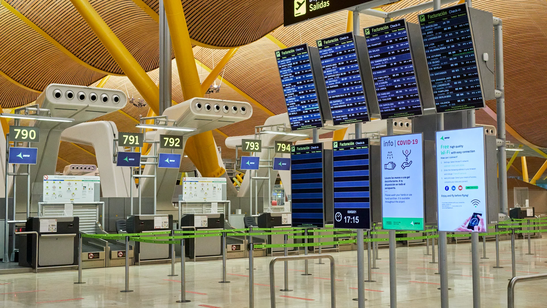 Interior de la terminal T4 del Aeropuerto Adolfo Suárez Madrid-Barajas tras restringirse los vuelos procedentes de Brasil y Sudáfrica para frenar las nuevas variantes del virus