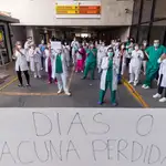 Los sanitarios del hospital Rafael Méndez de Lorca han vuelto a desplegar una pancarta con el lema “21 días o vacuna perdida”