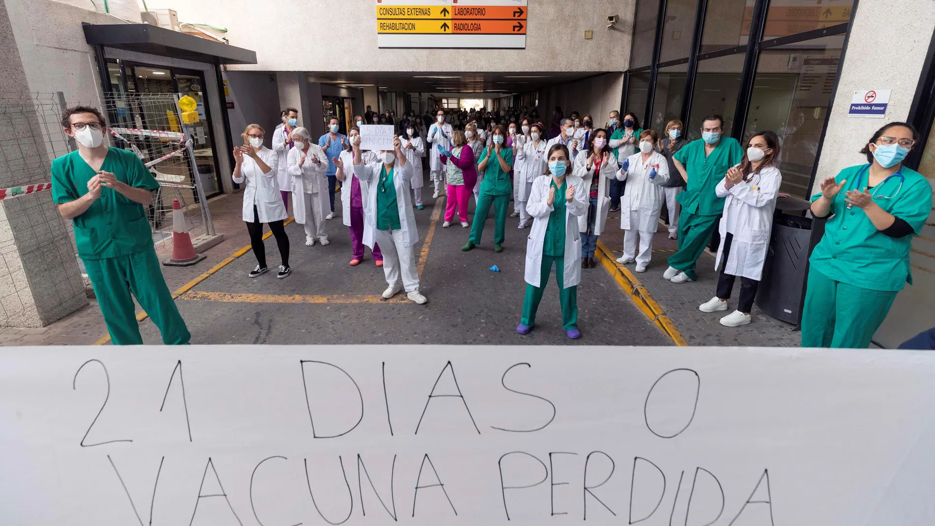 Los sanitarios del hospital Rafael Méndez de Lorca han vuelto a desplegar una pancarta con el lema “21 días o vacuna perdida”