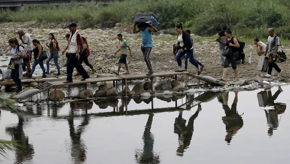 Un grupo de venezolanos huye a Colombia en La Parada, cerca de Cúcuta, Colombia