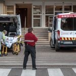 La saturación de urgencias del Hospital La Fe de Valencia lleva a ingresar a pacientes en el pasillo