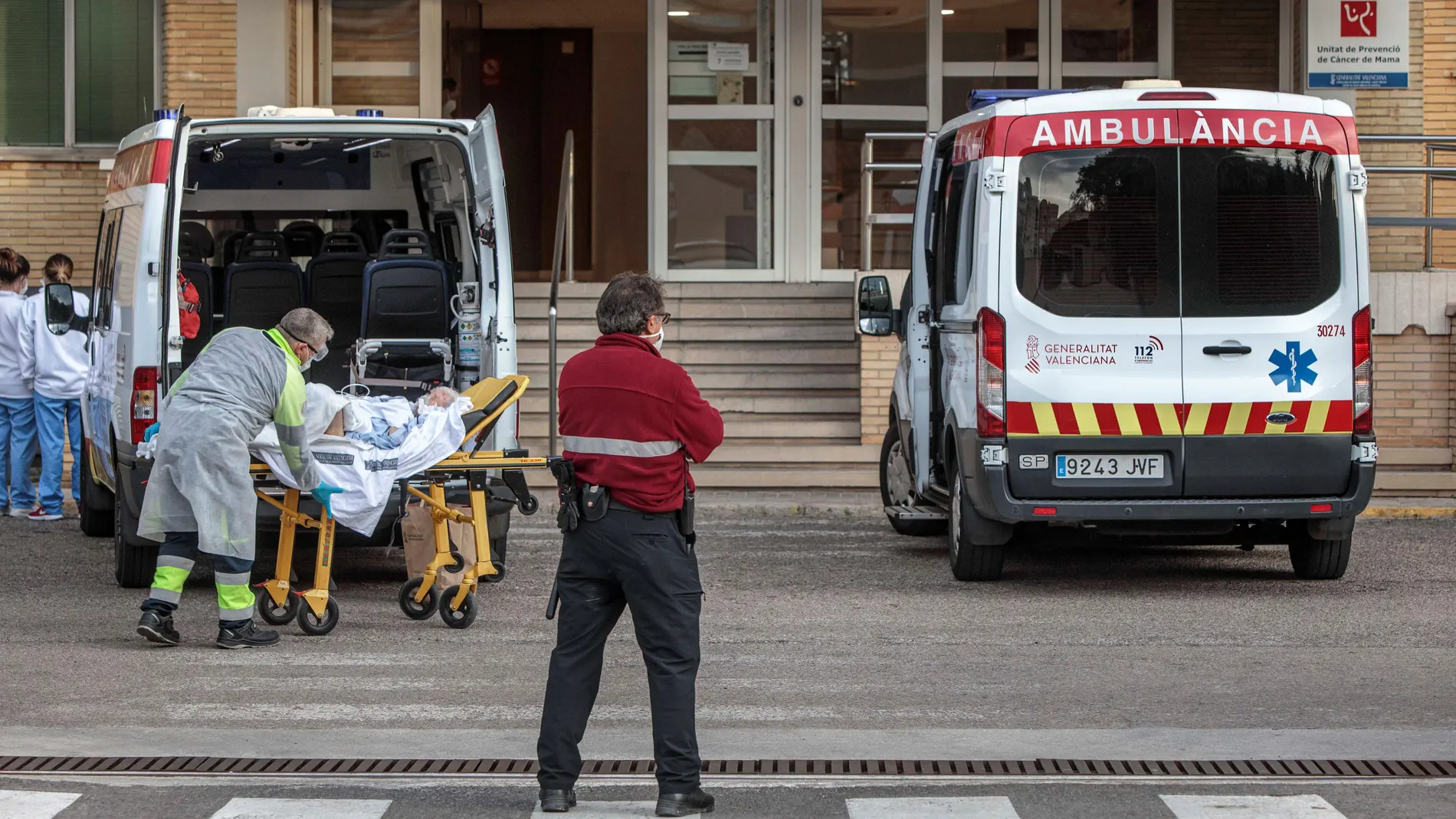 La saturación de urgencias del Hospital La Fe de Valencia lleva a ingresar a pacientes en el pasillo