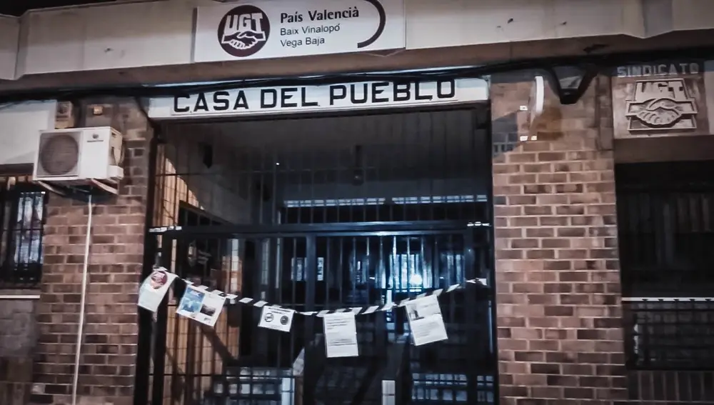 Sede de la UGT de Valencia en donde aparecen una cinta de precinto y noticias de periódicos que denuncian las presuntas corruptelas