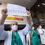 Los sanitarios del hospital Rafael Méndez de Lorca han vuelto a desplegar, este miércoles, por tercer día consecutivo, una pancarta con el lema “21 días o vacuna perdida”