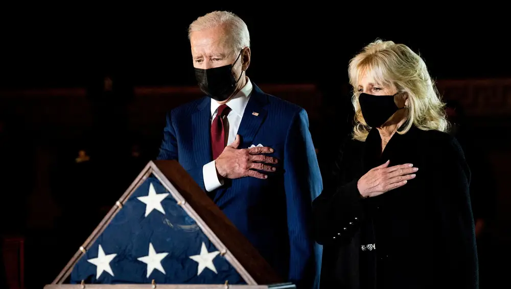 Joe Biden y su mujer Jill rinden homenaje a Brian Sicknick
