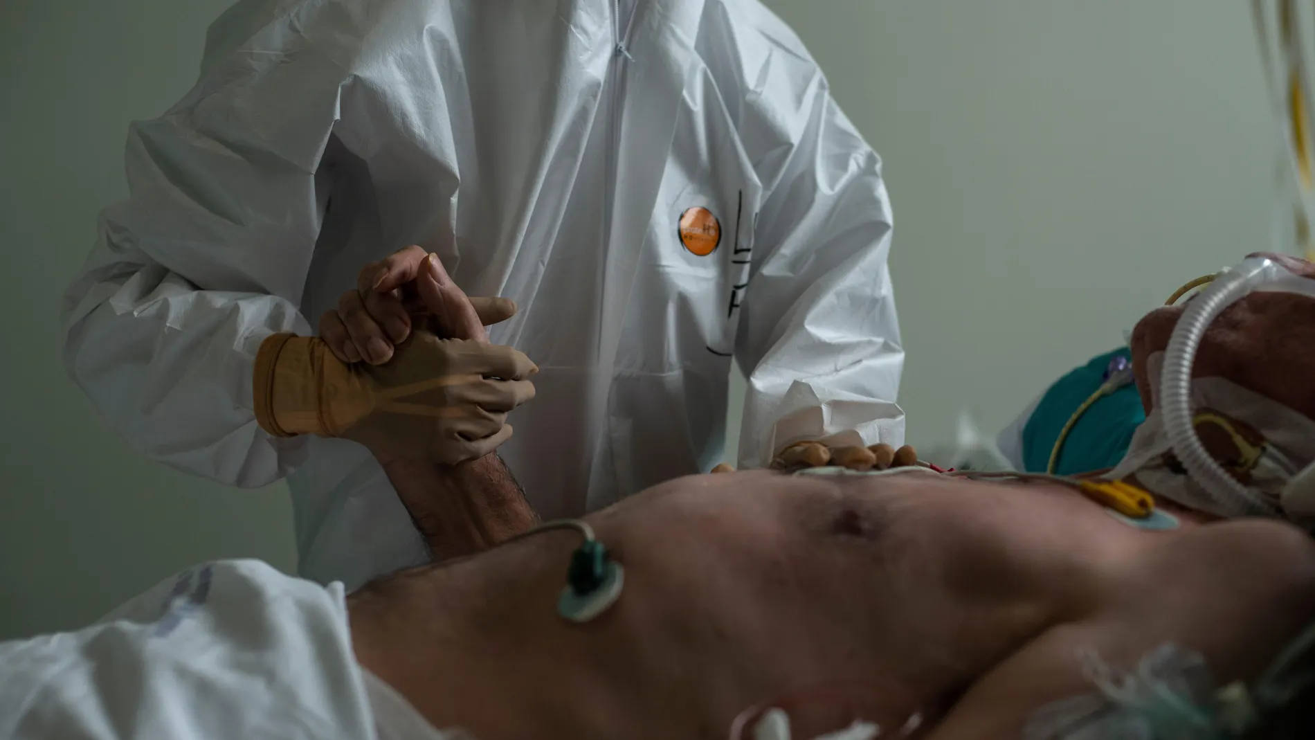 Sanitarios atienden a un paciente con coronavirus en la unidad de vigilancia postquirúrgica (REA) del Complejo Universitario de Ourense