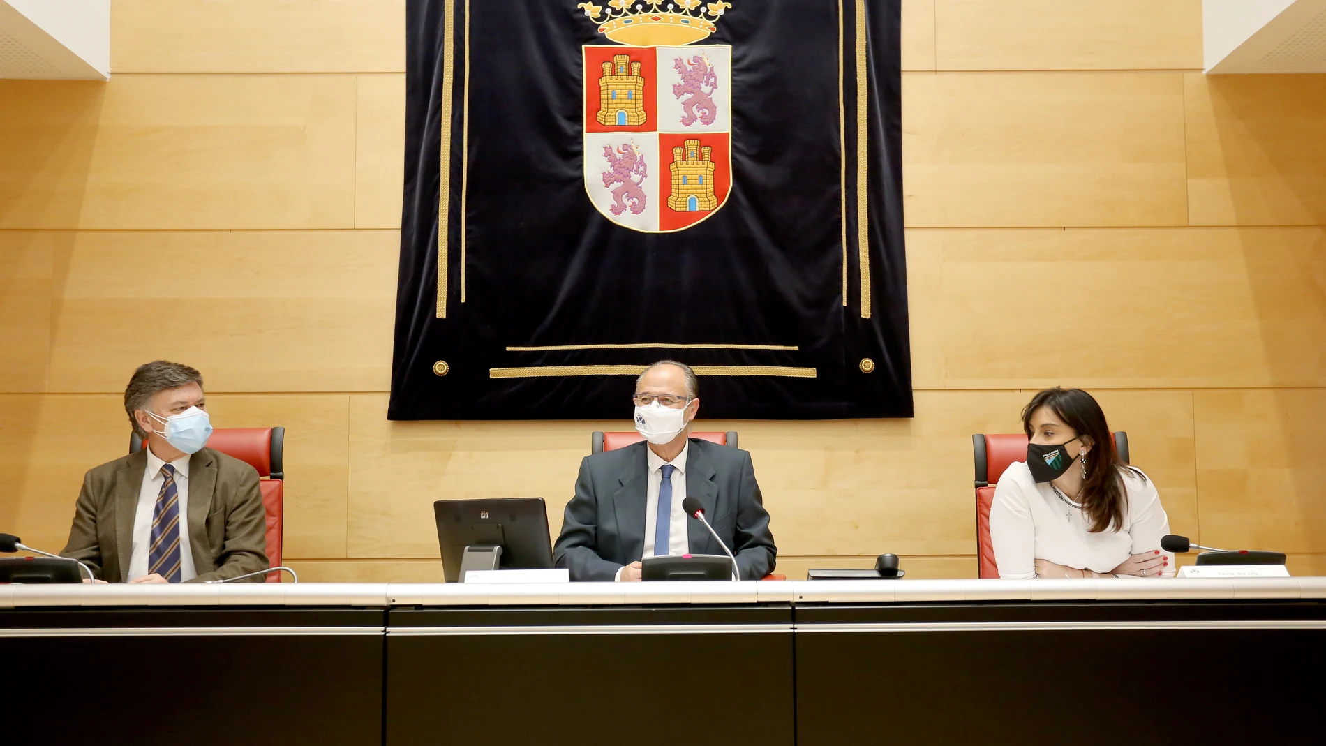 El presidente de las Cortes, Luis Fuentes, y los vicepresidentes Francisco Vázquez y Ana Sánchez durante la Junta de Portavoces