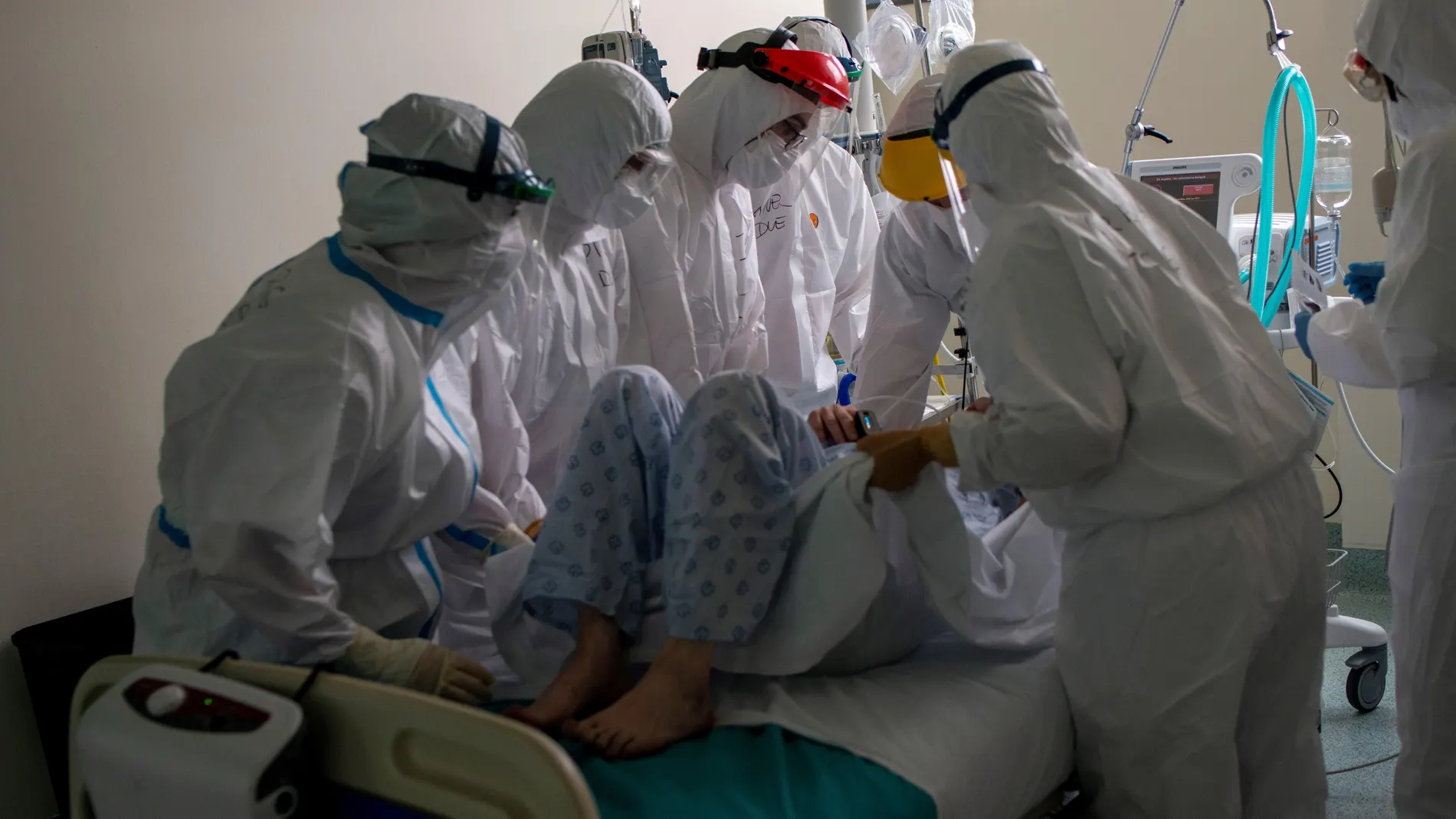 Sanitarios atienden a un paciente con coronavirus en la unidad de vigilancia postquirúrgica (REA) del Complejo Universitario de Orense