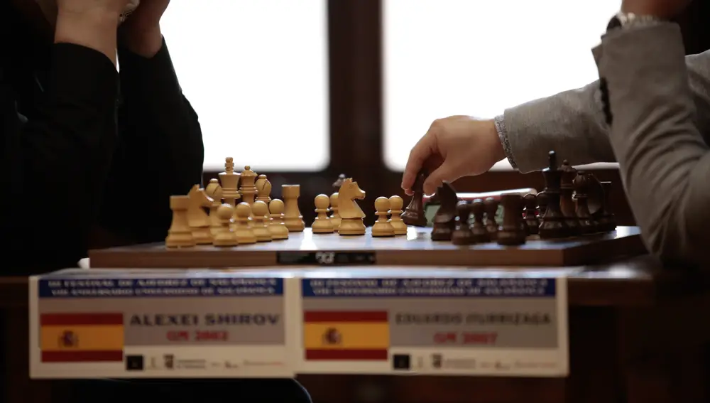 Alexei Zhirov (i) y Eduardo Ituzirraga (d) compiten en las rondas 1 y 2 del Torneo Magistral de Ajedrez, dentro de la Tercera Edición del Festival de Ajedrez de Salamanca, en Salamanca, Castilla y León (España), a 3 de febrero de 2021.3 FEBRERO 2021;SALAMANCA;AJEDREZ;TORNEO;COMPETICIÓN;MAGISTRAL;JUEGOS DE MESA;ÁRBITRO;ESTRATEGIAÁlex López / Europa Press03/02/2021