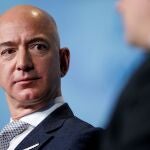 Jeff Bezos, director ejecutivo de Amazon, abandonará el cargo el próximo verano y pasará a ser el presidente de la compañía.