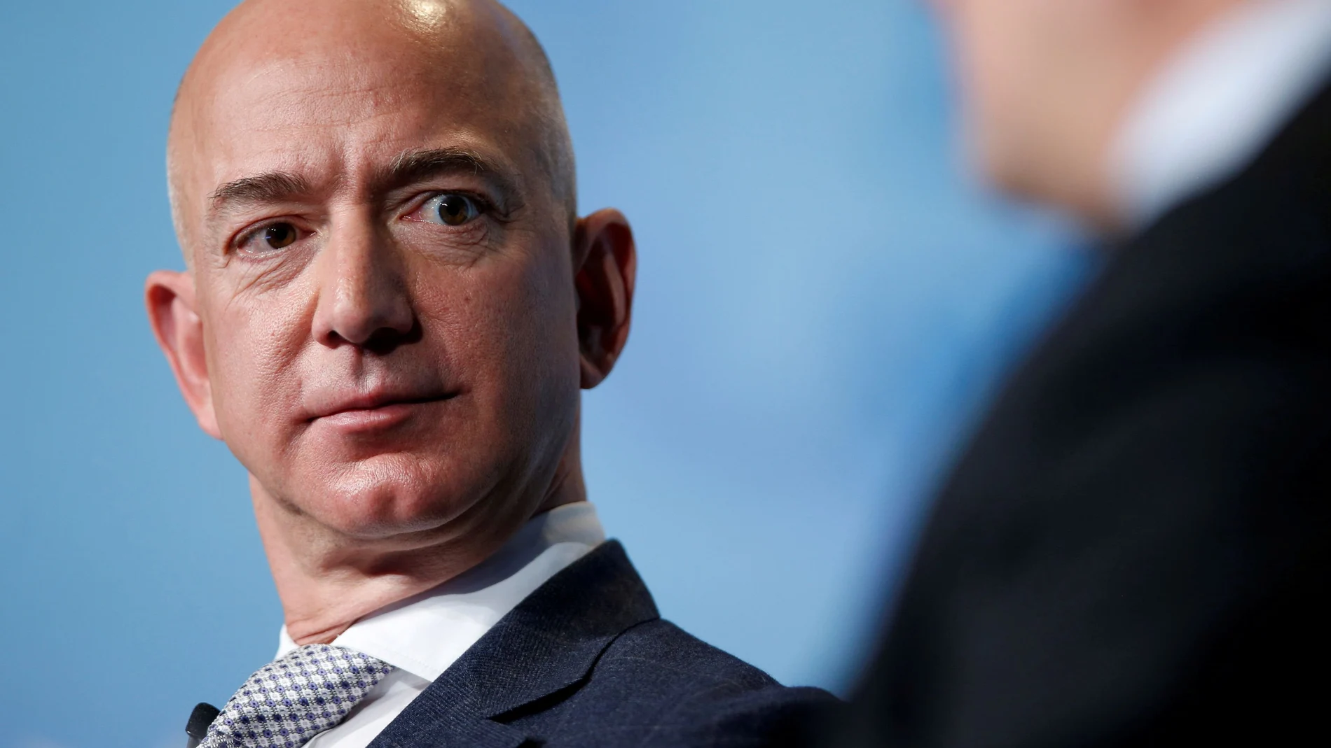 Jeff Bezos, director ejecutivo de Amazon, abandonará el cargo el próximo verano y pasará a ser el presidente de la compañía.