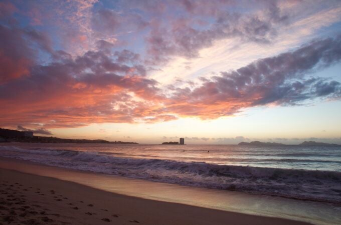 Atardecer en las Rías Bajas, en la playa de Samil en Vigo.